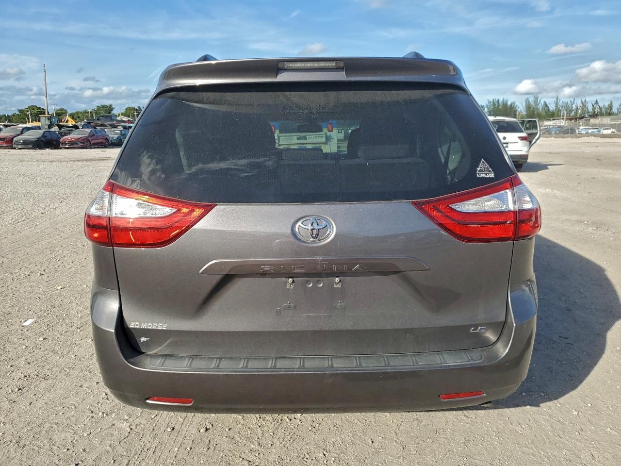 2017 TOYOTA SIENNA LE photo 11