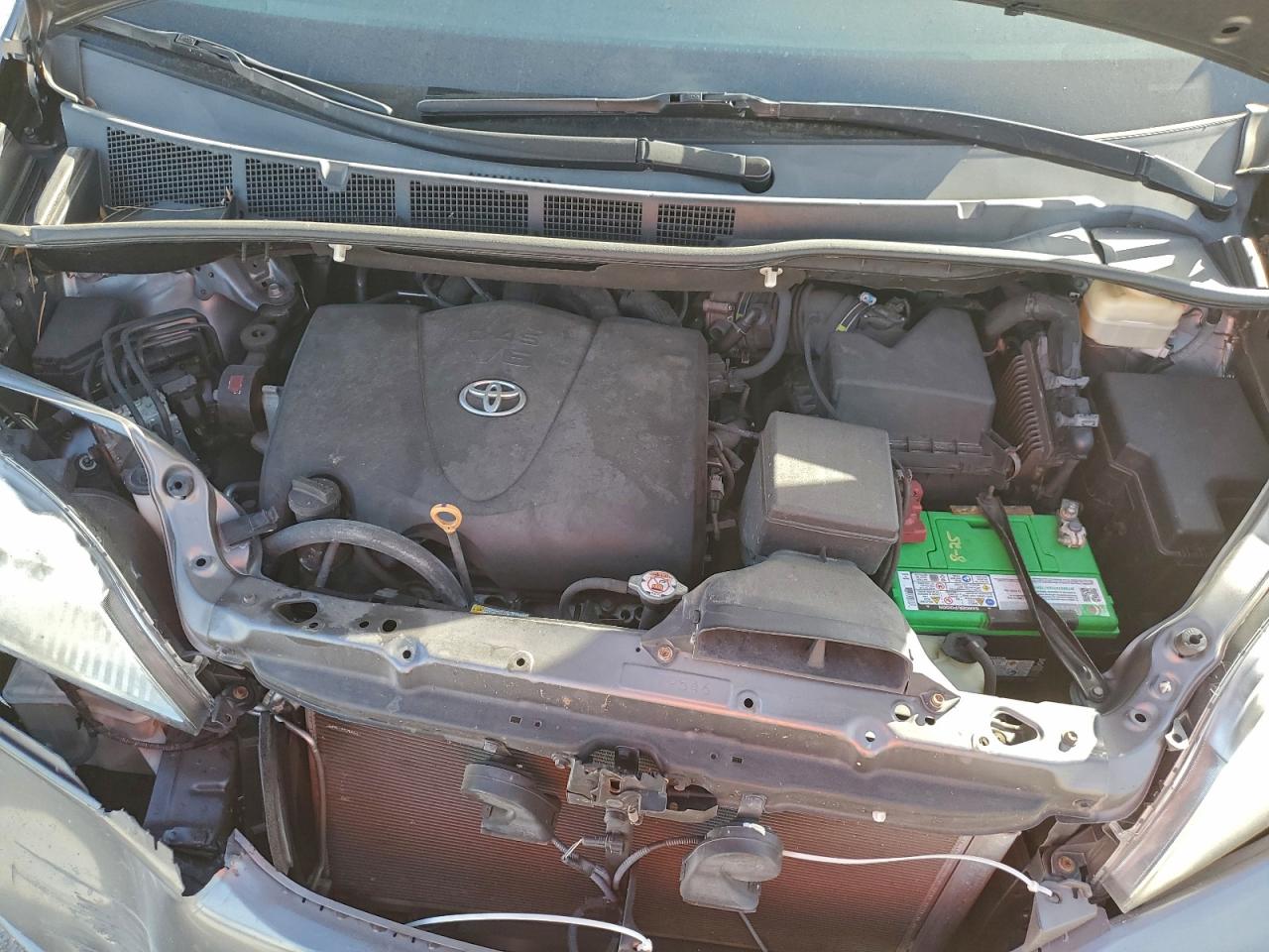 2017 TOYOTA SIENNA LE photo 23