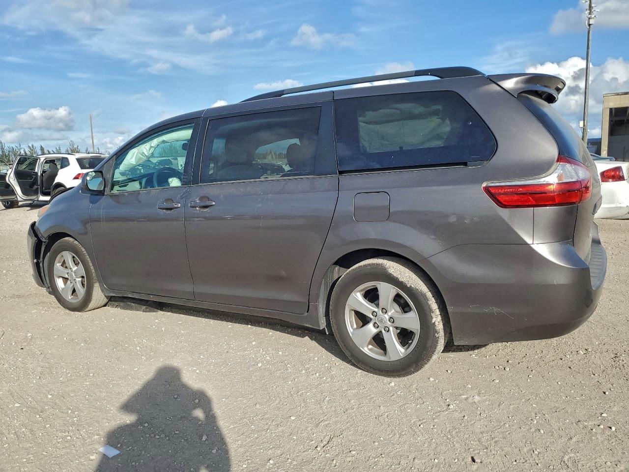 2017 TOYOTA SIENNA LE photo 3
