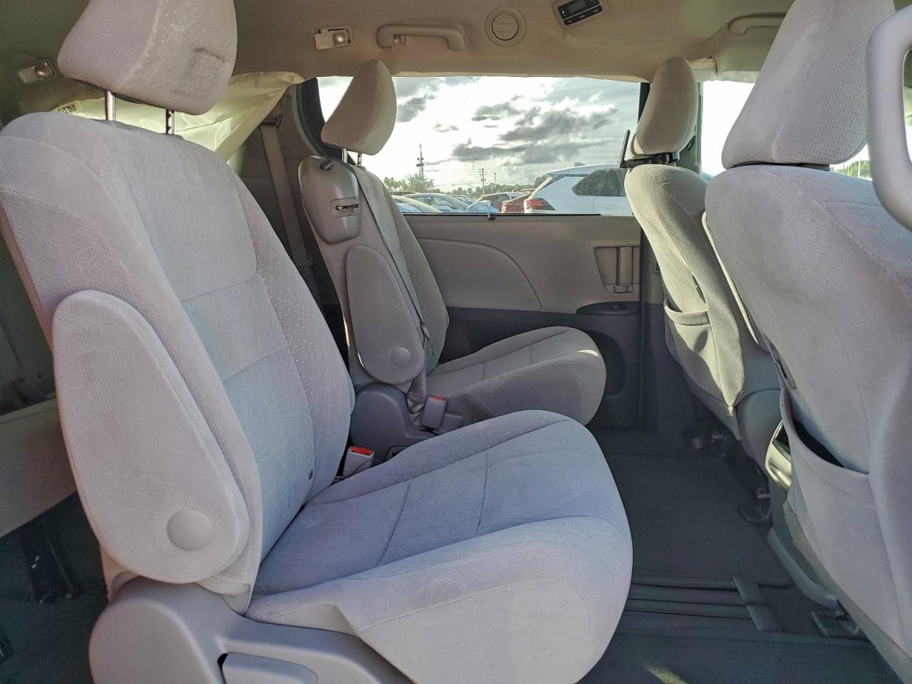 2017 TOYOTA SIENNA LE photo 21