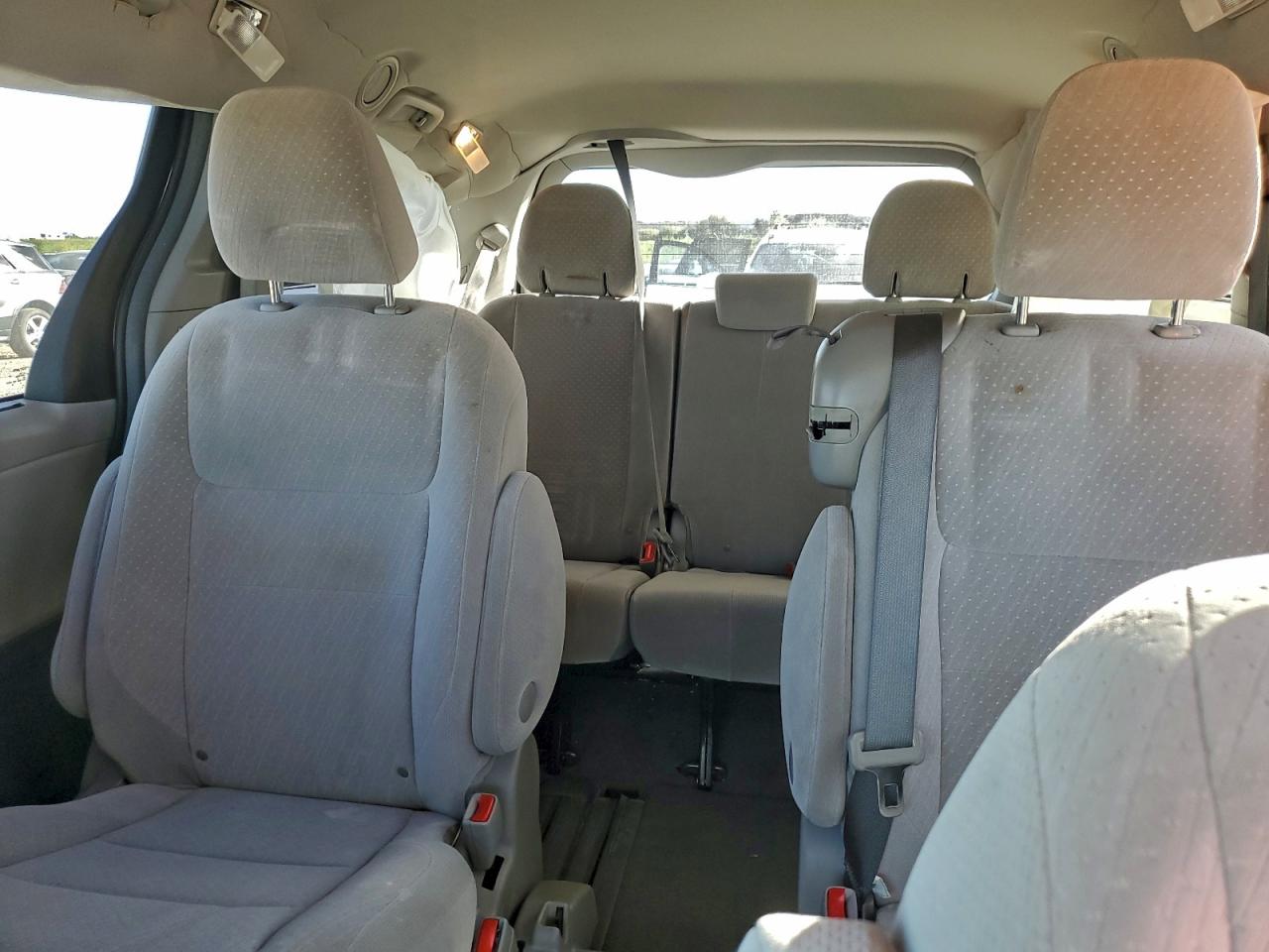2017 TOYOTA SIENNA LE photo 19