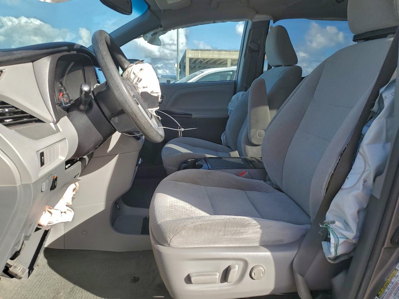 2017 TOYOTA SIENNA LE photo 13