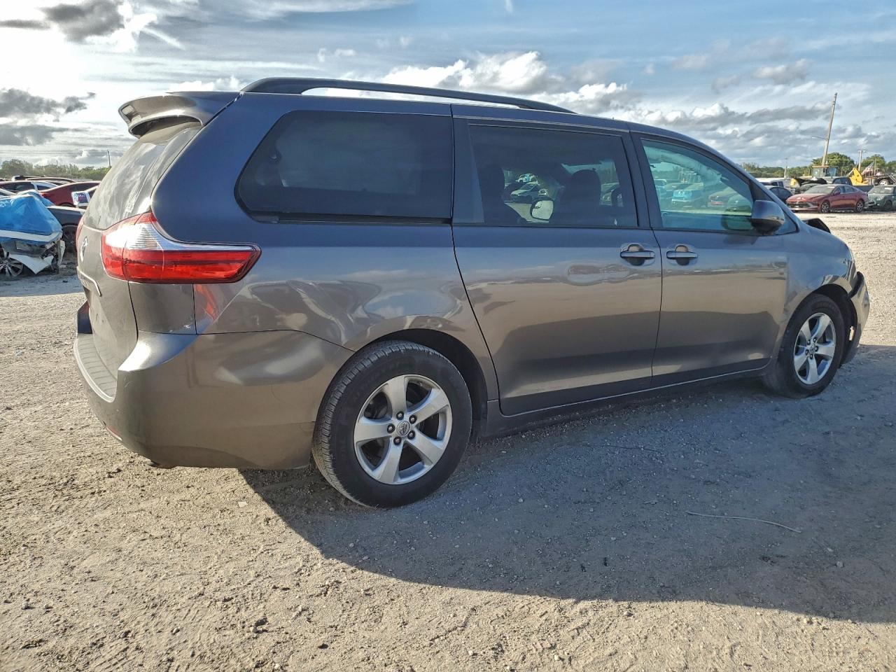 2017 TOYOTA SIENNA LE photo 5
