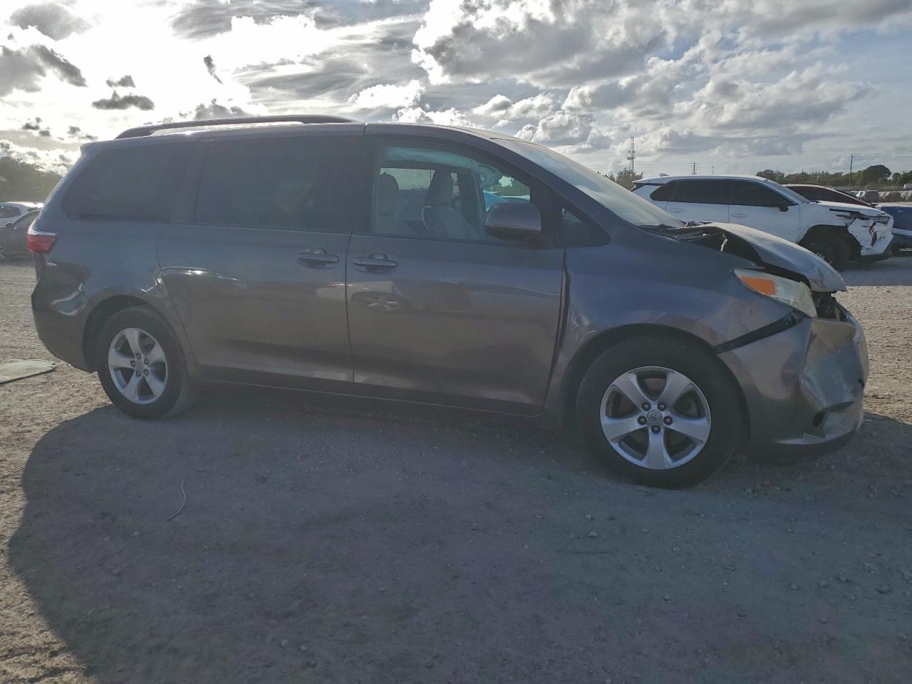 2017 TOYOTA SIENNA LE photo 7