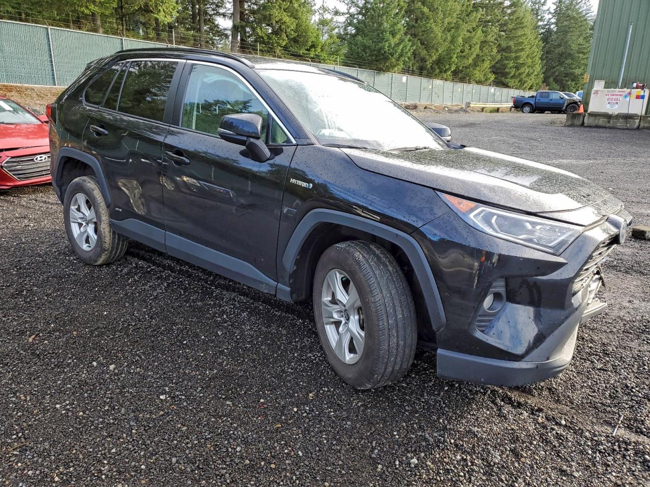 2021 TOYOTA RAV4 XLE photo 7
