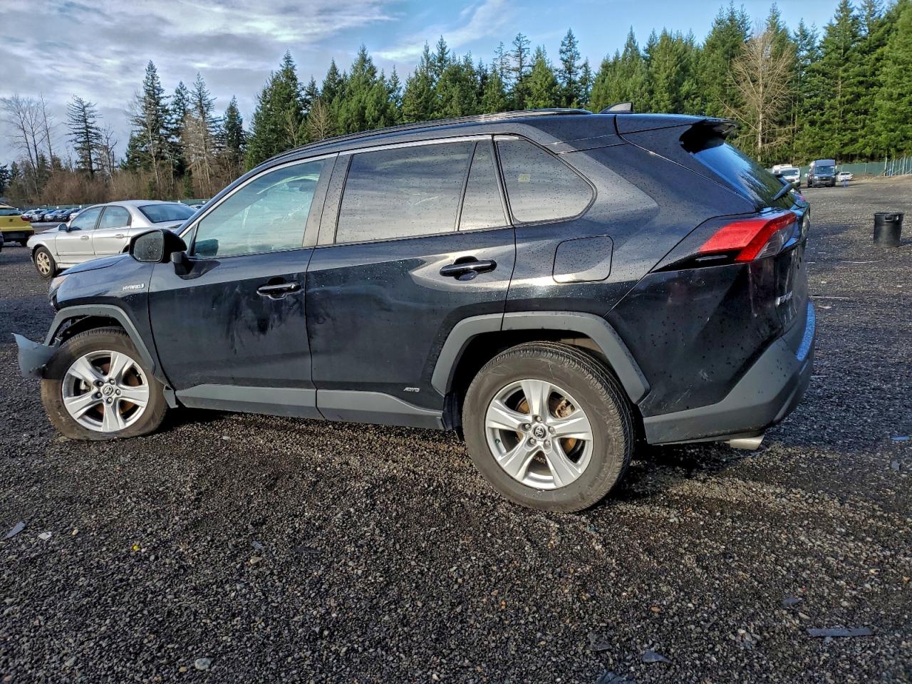 2021 TOYOTA RAV4 XLE photo 3