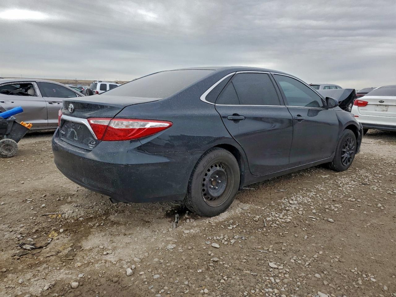 2016 TOYOTA CAMRY LE photo 3