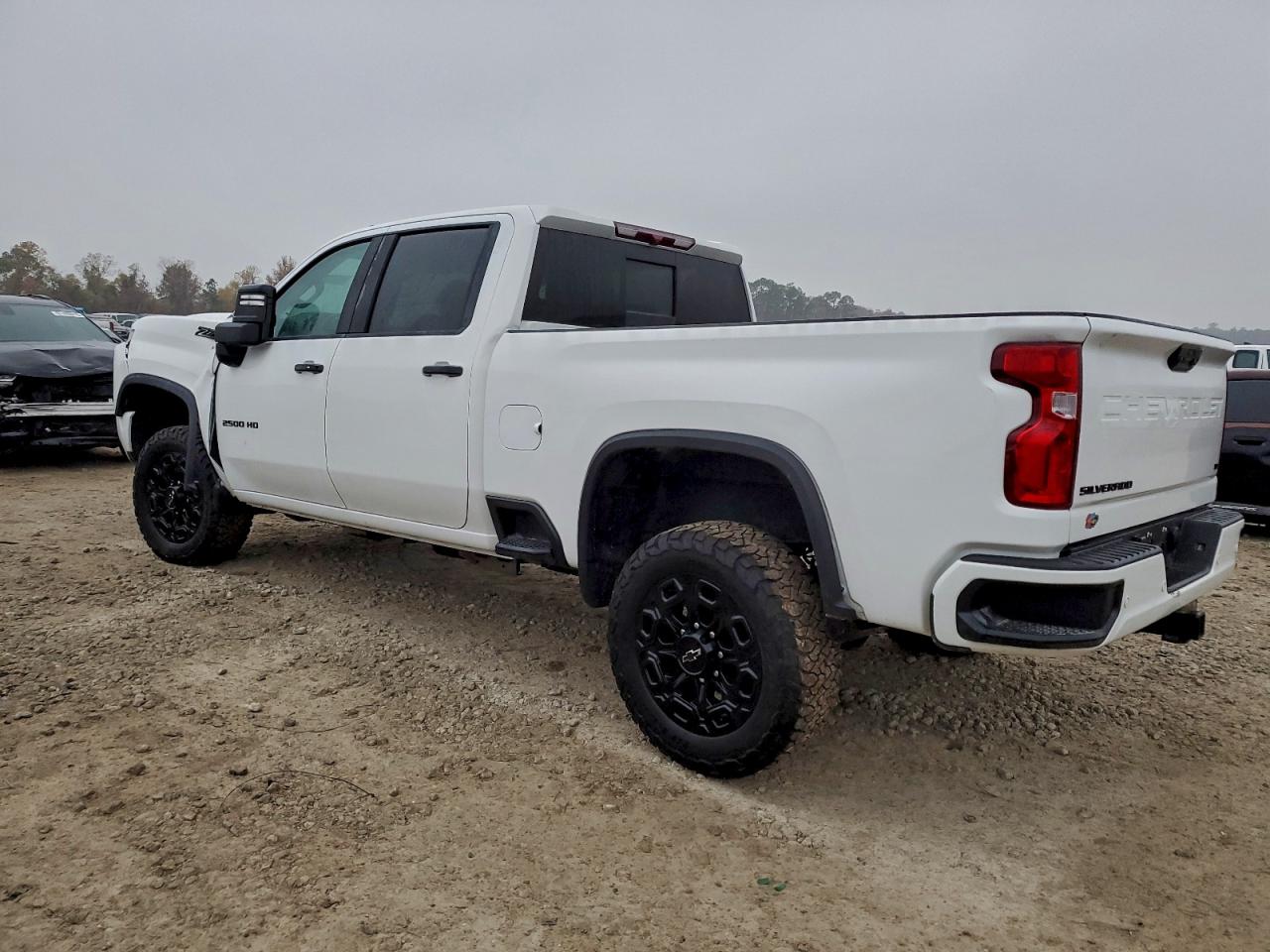 2024 CHEVROLET SILVERADO K2500 HEAVY DUTY LT photo 2