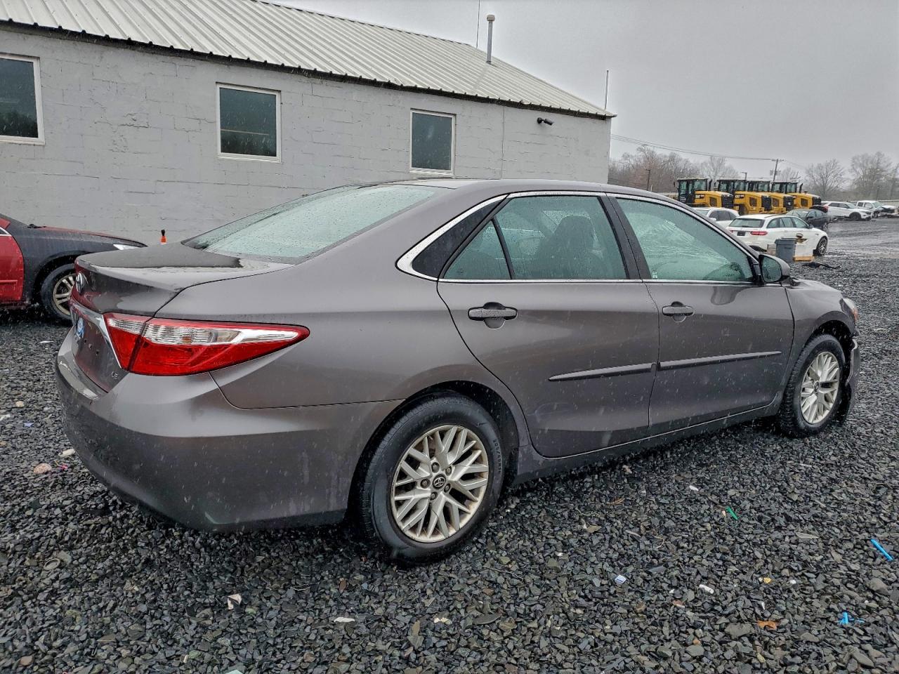 2017 TOYOTA CAMRY LE photo 3
