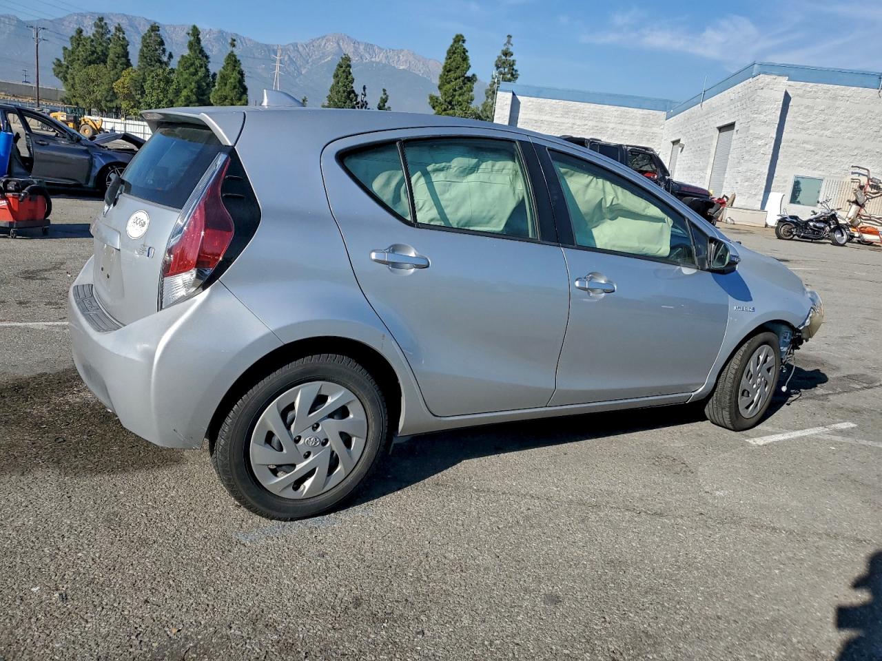 2016 TOYOTA PRIUS C photo 3