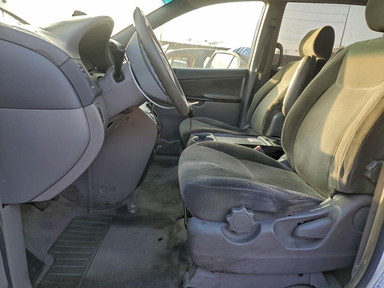 2004 TOYOTA SIENNA CE photo 7