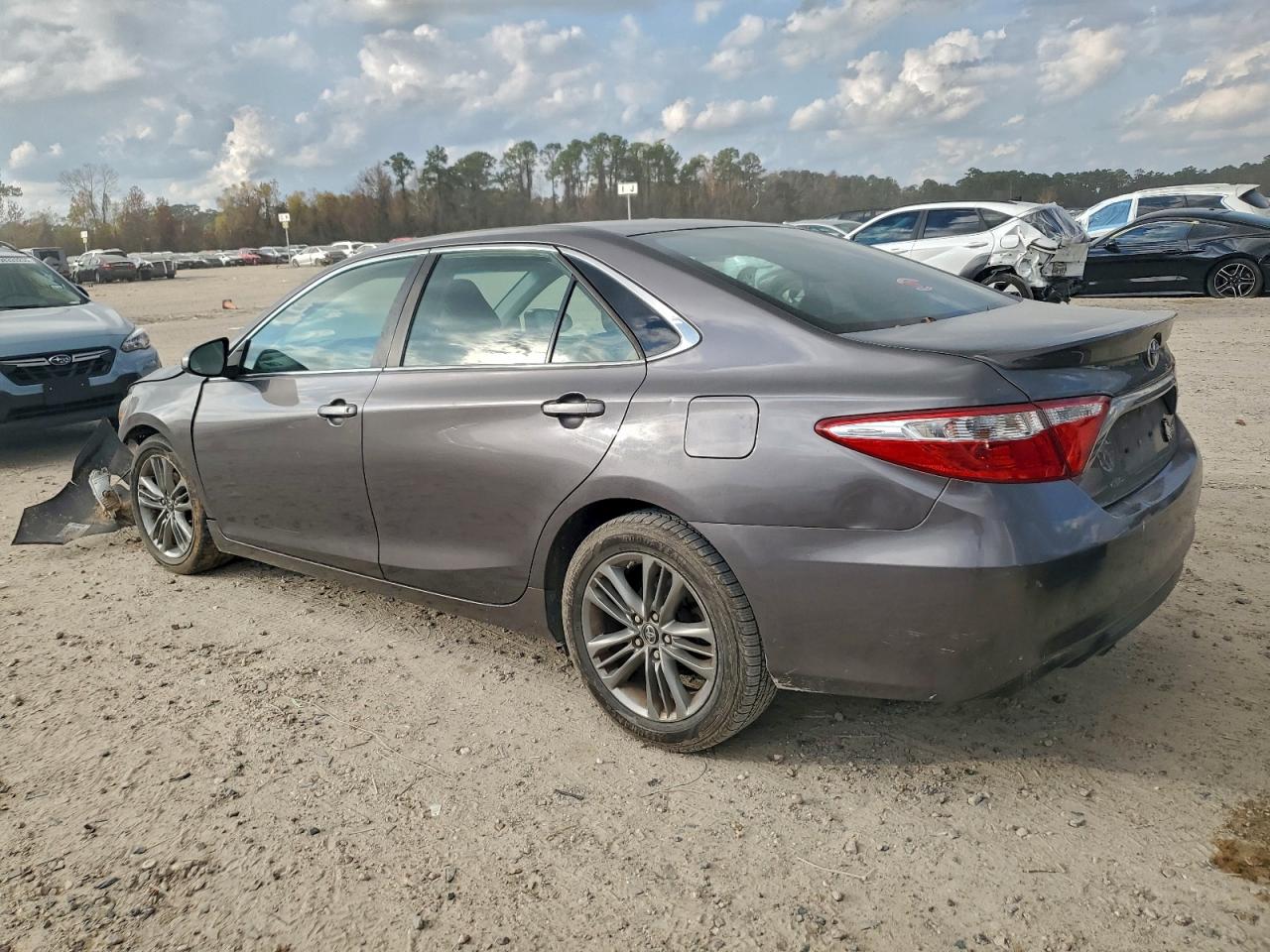 2016 TOYOTA CAMRY LE photo 3