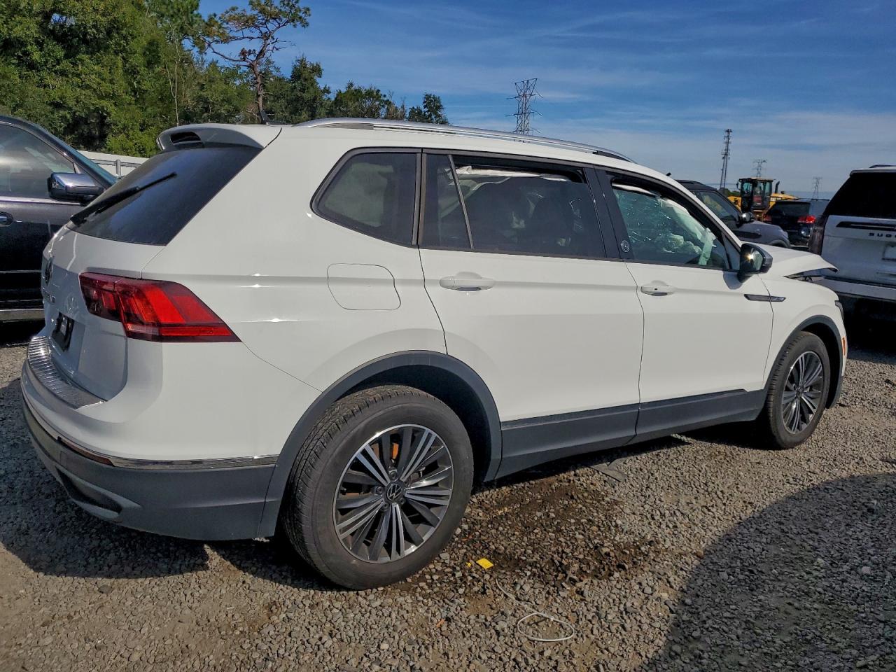 2024 VOLKSWAGEN TIGUAN WOLFSBURG photo 3