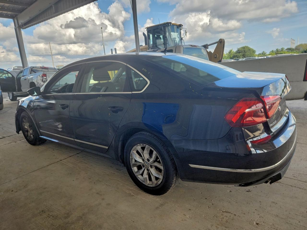 2017 VOLKSWAGEN PASSAT S photo 2