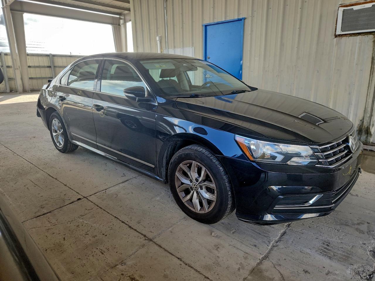 2017 VOLKSWAGEN PASSAT S photo 4