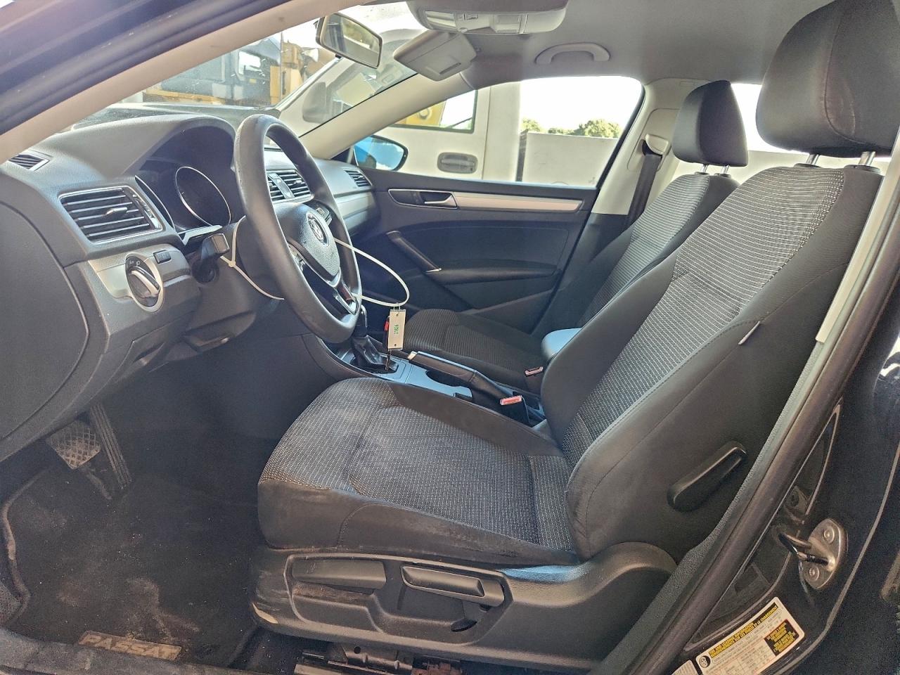 2017 VOLKSWAGEN PASSAT S photo 7