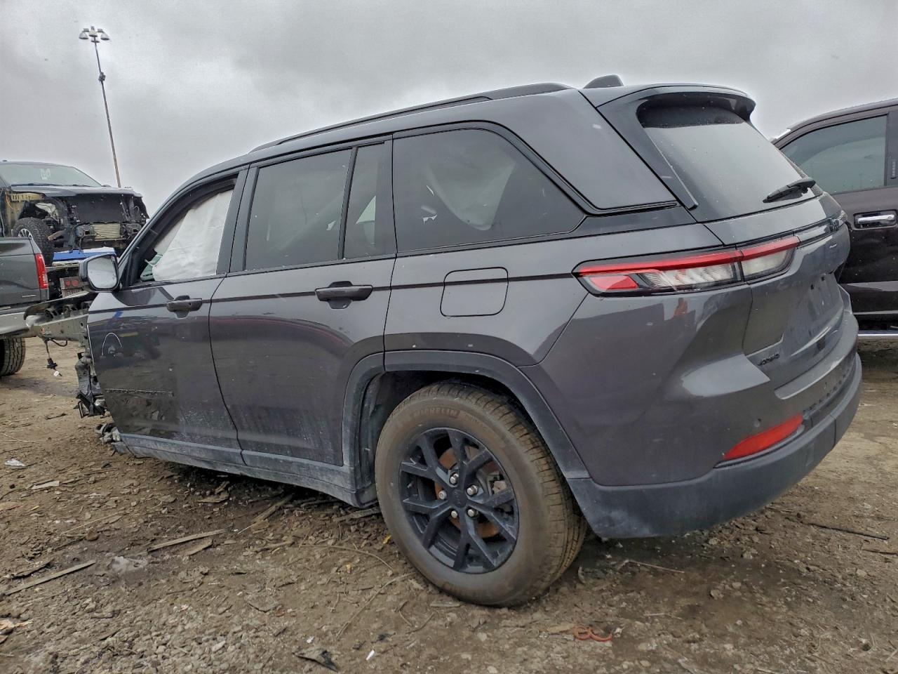 2024 JEEP GRAND CHEROKEE LAREDO photo 2