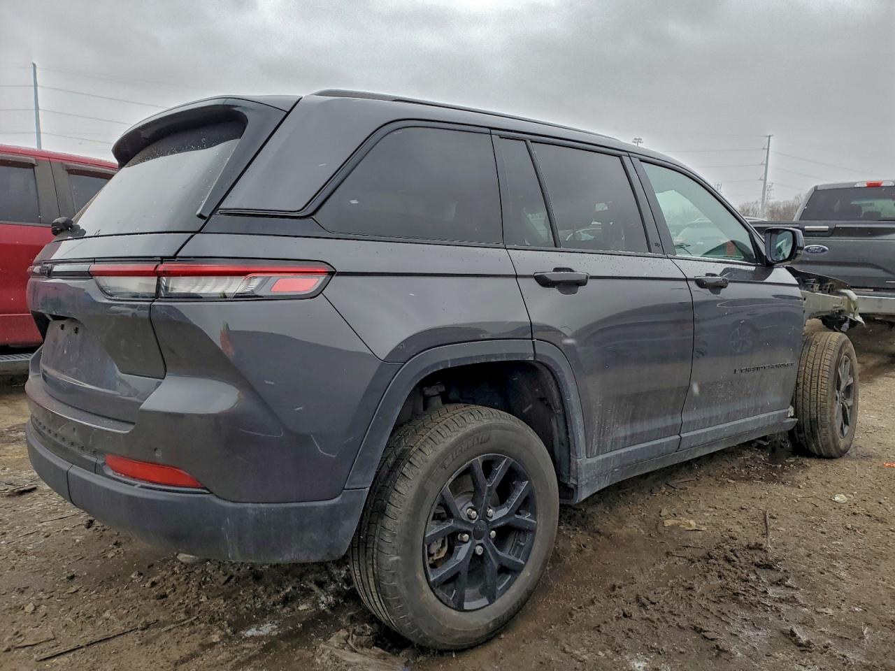 2024 JEEP GRAND CHEROKEE LAREDO photo 3
