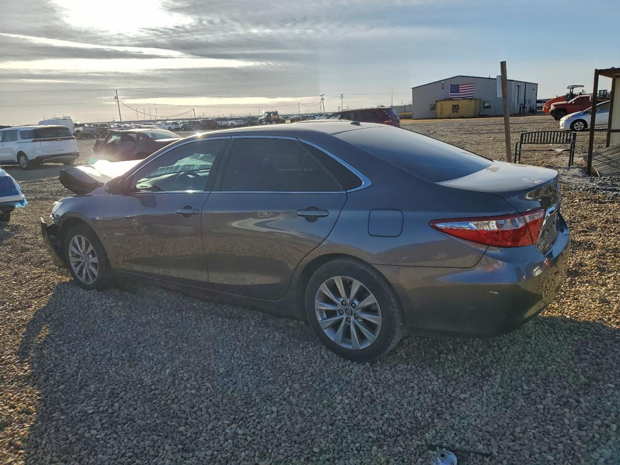 2016 TOYOTA CAMRY LE photo 3