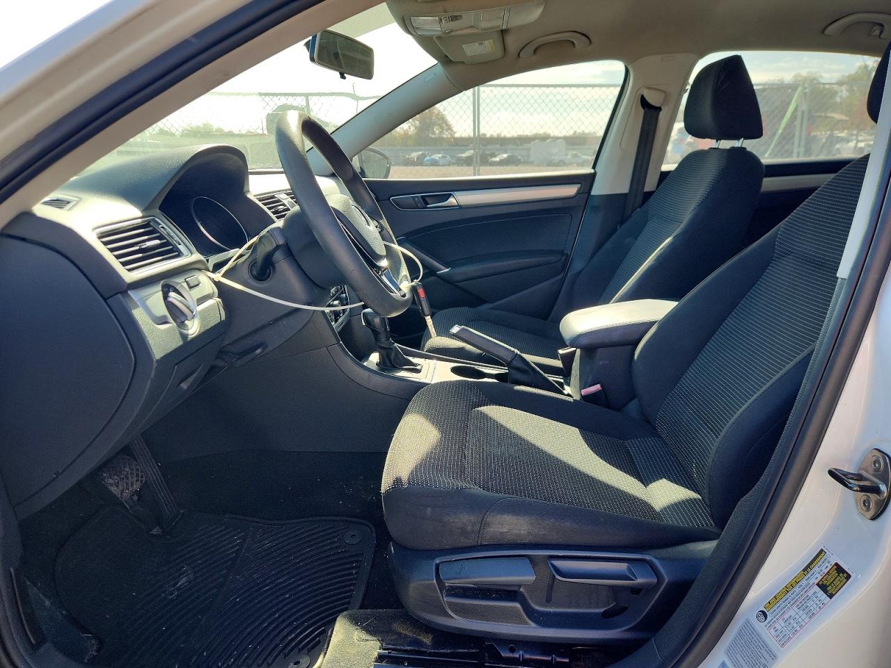 2017 VOLKSWAGEN PASSAT S photo 7