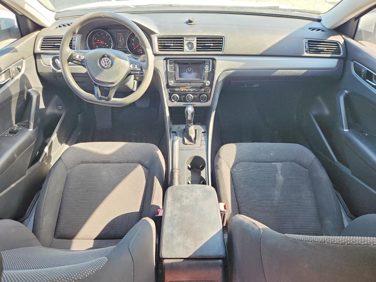 2017 VOLKSWAGEN PASSAT S photo 8