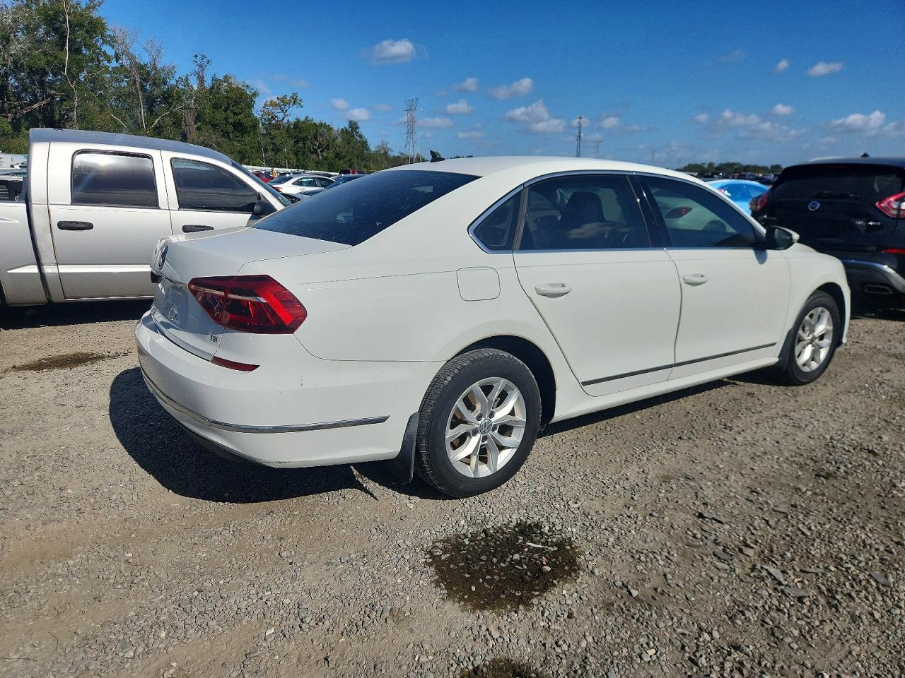 2017 VOLKSWAGEN PASSAT S photo 3