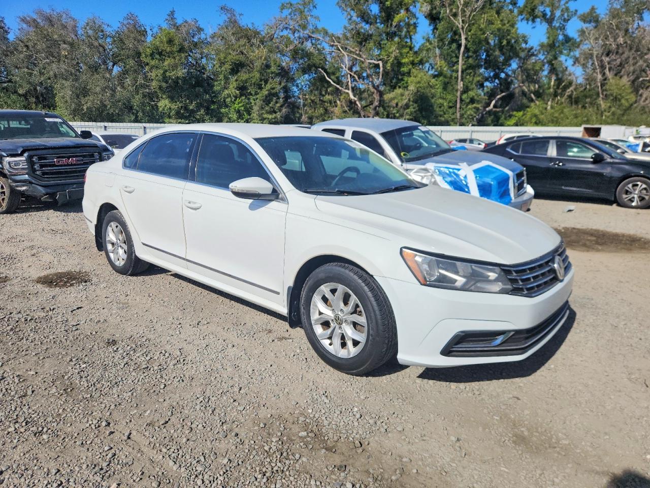 2017 VOLKSWAGEN PASSAT S photo 4