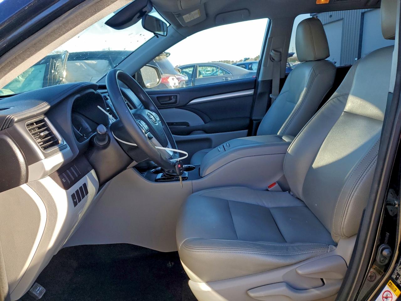 2018 TOYOTA HIGHLANDER LE photo 7