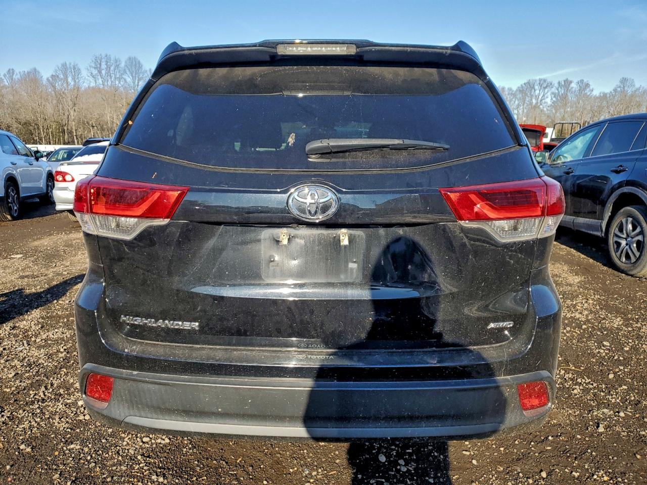 2018 TOYOTA HIGHLANDER LE photo 6