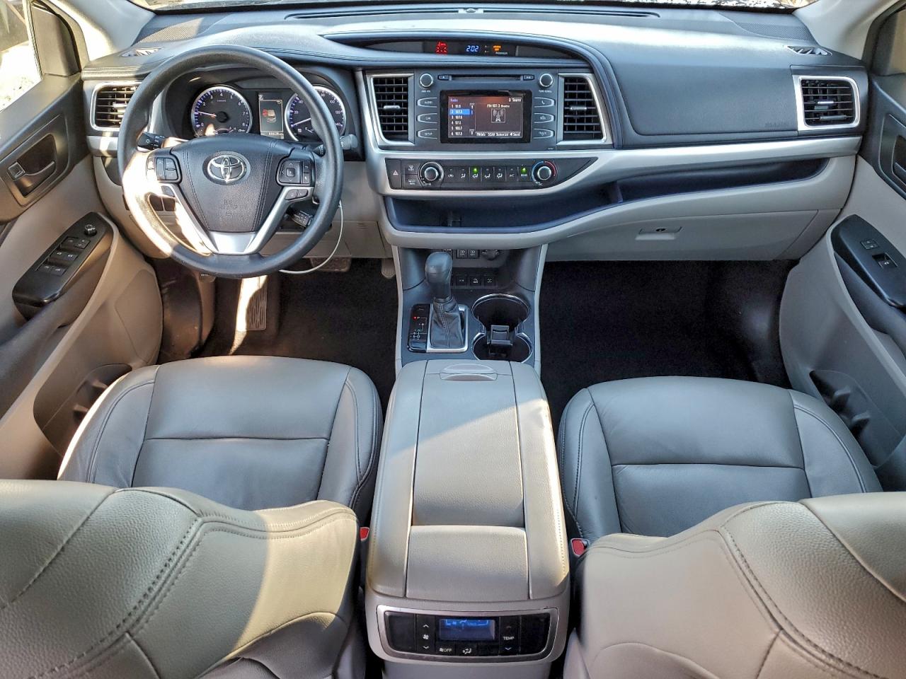 2018 TOYOTA HIGHLANDER LE photo 8