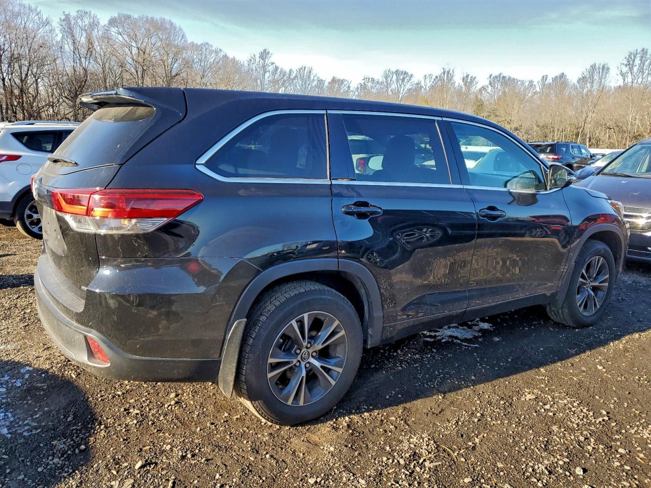 2018 TOYOTA HIGHLANDER LE photo 3