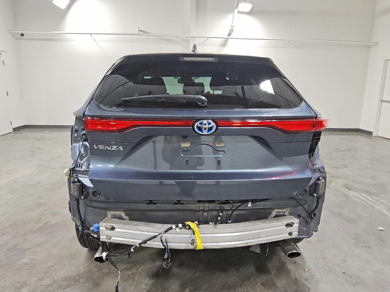 2024 TOYOTA VENZA LE photo 11