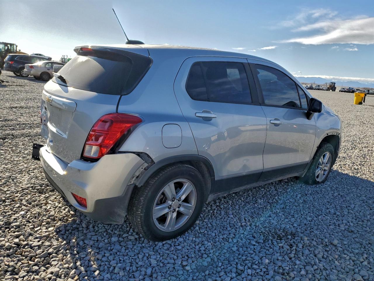 2018 CHEVROLET TRAX LS photo 3
