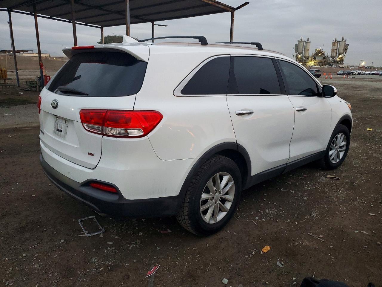 2017 KIA SORENTO LX photo 3