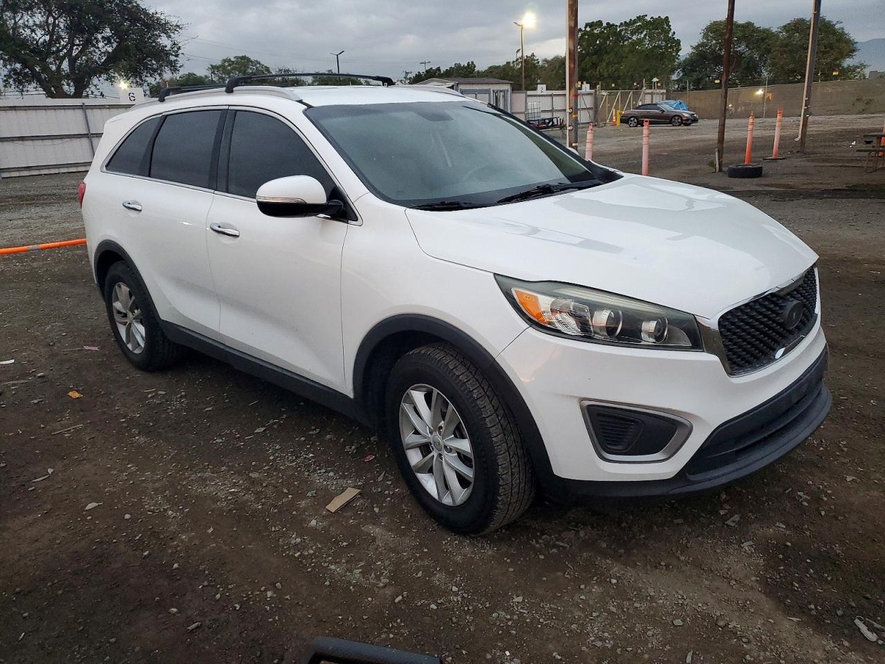 2017 KIA SORENTO LX photo 4