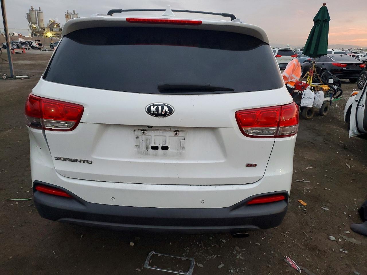 2017 KIA SORENTO LX photo 6