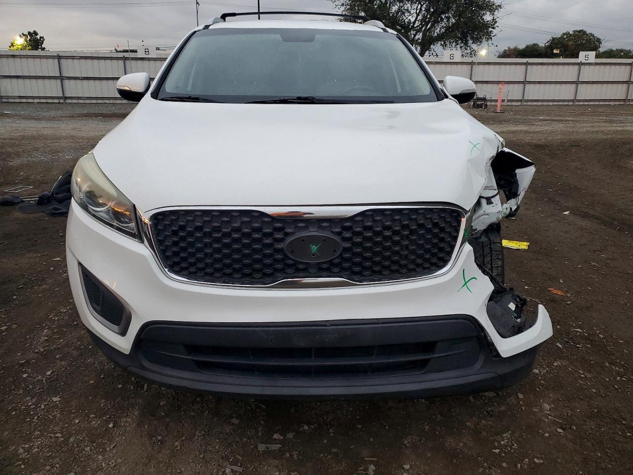 2017 KIA SORENTO LX photo 5