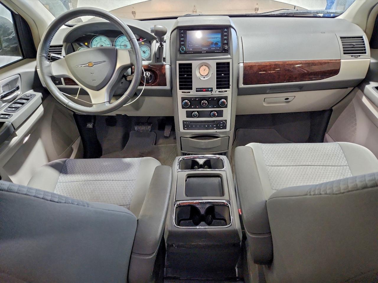 2010 CHRYSLER TOWN & COUNTRY TOURING photo 8