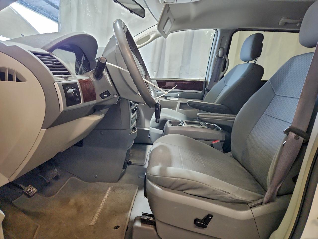 2010 CHRYSLER TOWN & COUNTRY TOURING photo 7