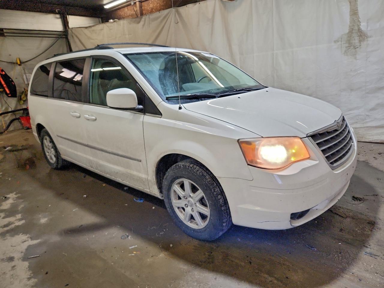 2010 CHRYSLER TOWN & COUNTRY TOURING photo 4