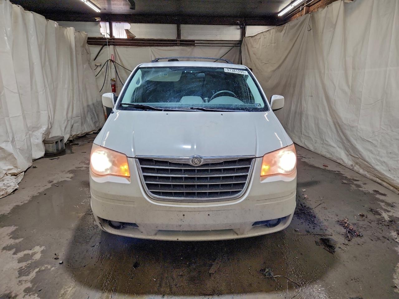 2010 CHRYSLER TOWN & COUNTRY TOURING photo 5