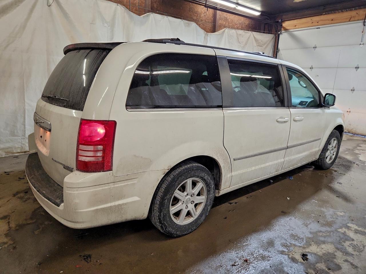 2010 CHRYSLER TOWN & COUNTRY TOURING photo 3