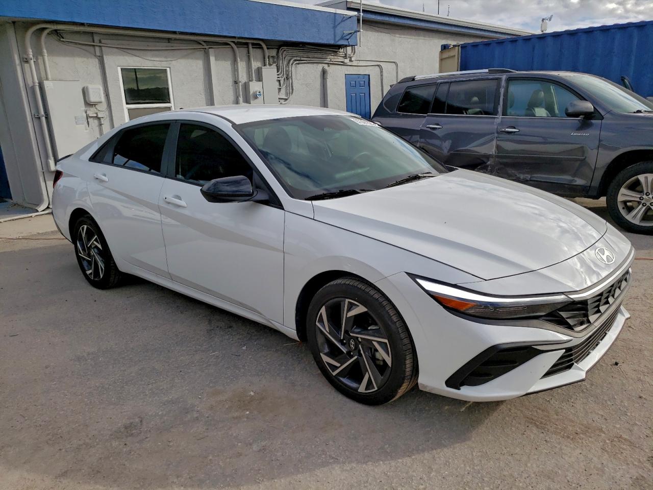 2025 HYUNDAI ELANTRA BLUE photo 4