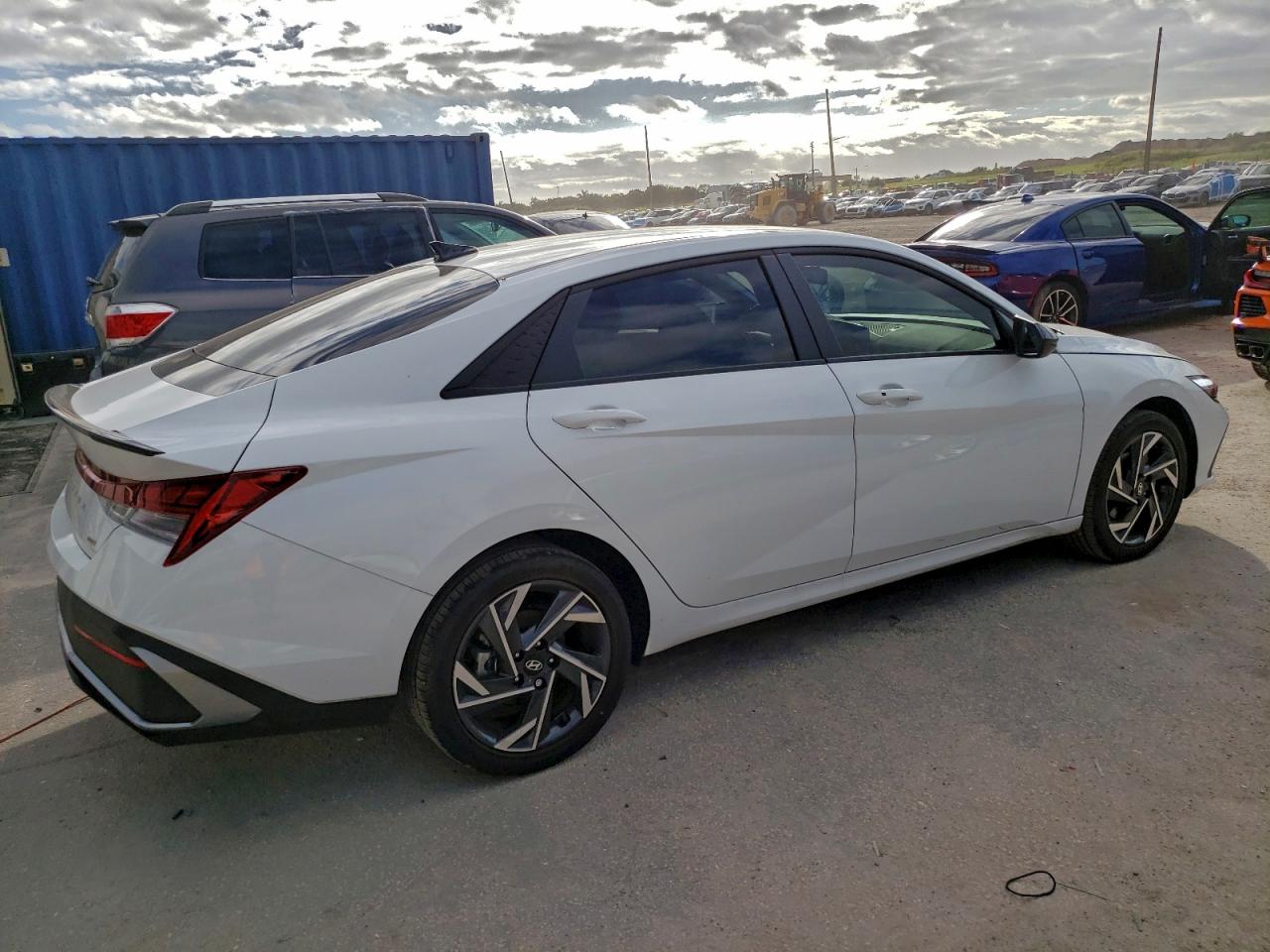 2025 HYUNDAI ELANTRA BLUE photo 3