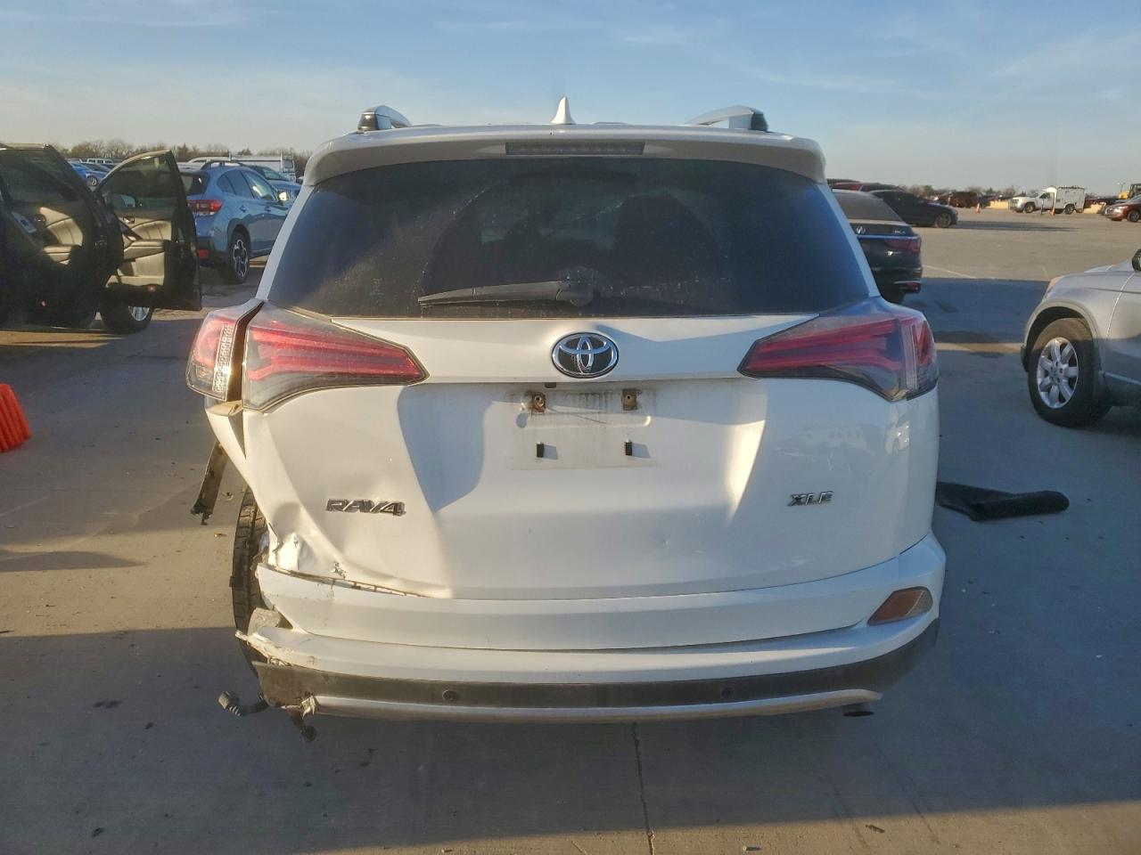2017 TOYOTA RAV4 XLE photo 6