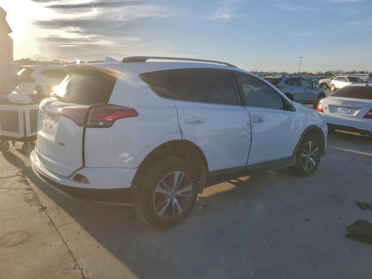 2017 TOYOTA RAV4 XLE photo 3