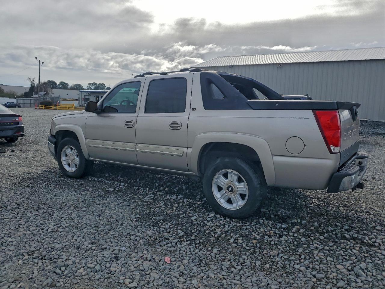 2005 CHEVROLET AVALANCHE C1500 photo 2