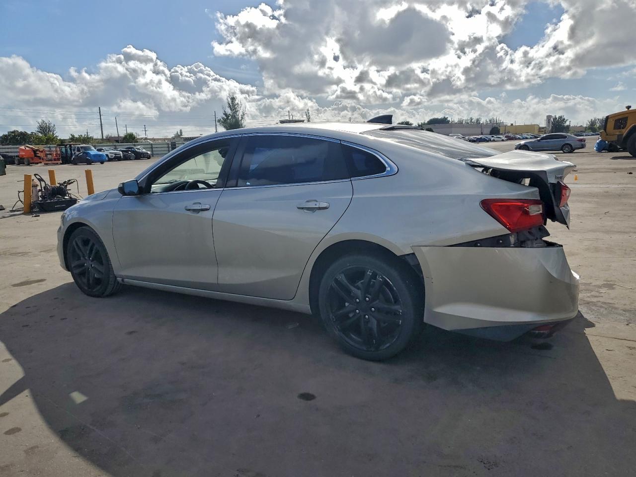2018 CHEVROLET MALIBU LT photo 2