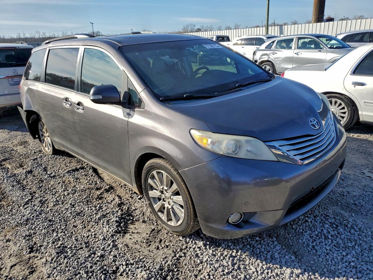 2014 TOYOTA SIENNA XLE photo 4