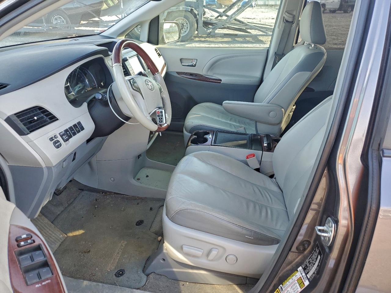 2014 TOYOTA SIENNA XLE photo 7